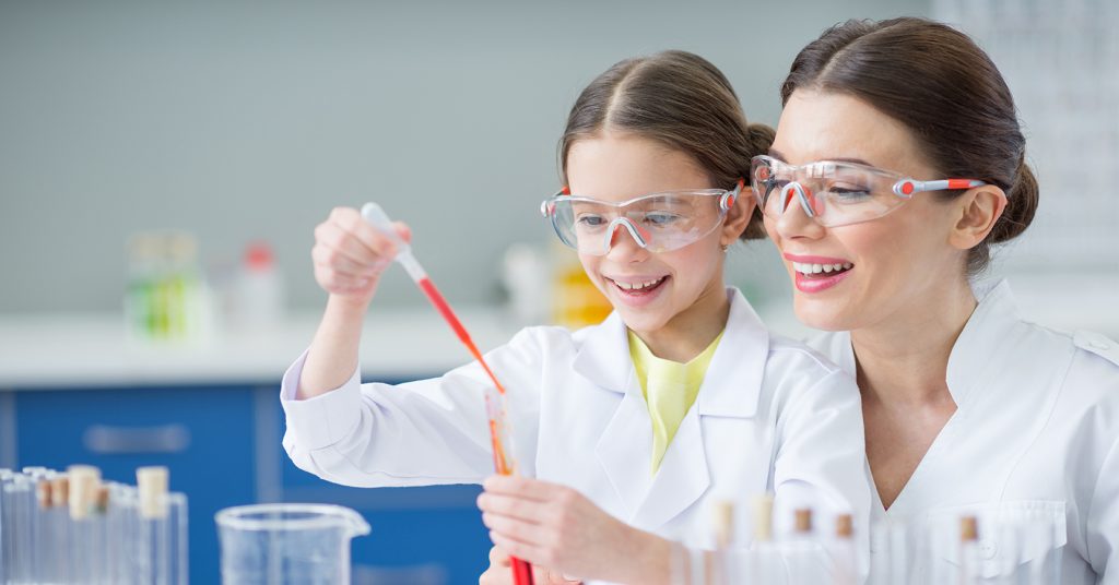 mujer y niña en la ciencia