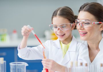 mujer y niña en la ciencia